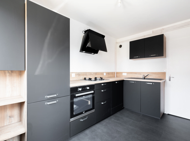 Photo d'une cuisine moderne rénovée par Arnov.